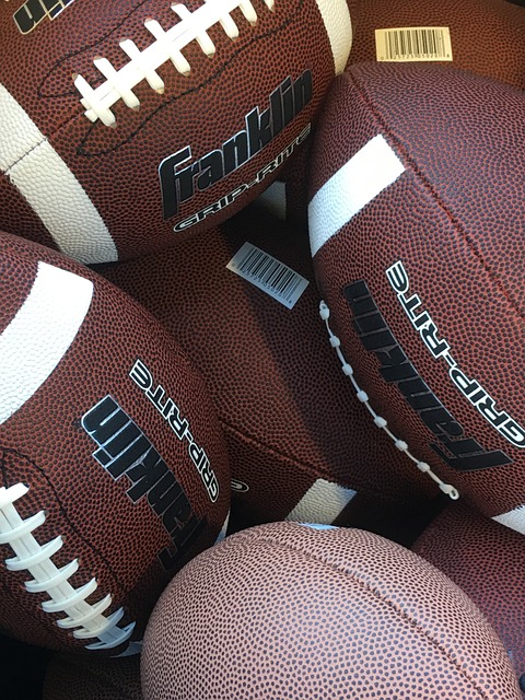 徐杰重返广东宏远，驾驶豪车带队友出行，爱车久未启动已落满灰尘！.